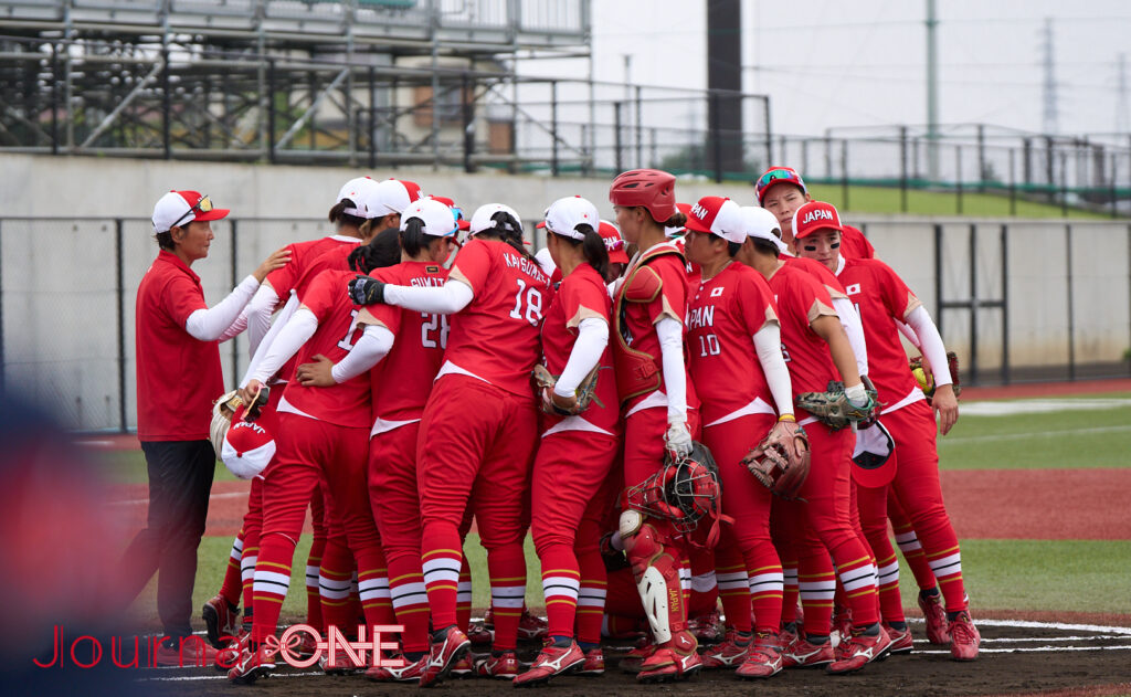 Journal-ONE | 女子ソフト日本代表 JDリーグ選抜との能登半島地震復興チャリティーマッチで円陣を組む日本代表-Journal-ONE撮影