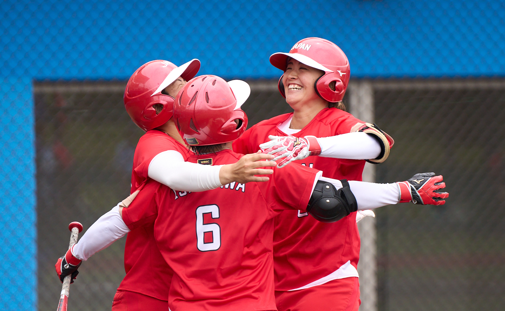 JournalｰONE | 女子ソフトボール日本代表とJDリーグ選抜が能登半島地震復興チャリティマッチ 本塁打を放ち喜ぶ切石結愛（トヨタ）と日本代表選手