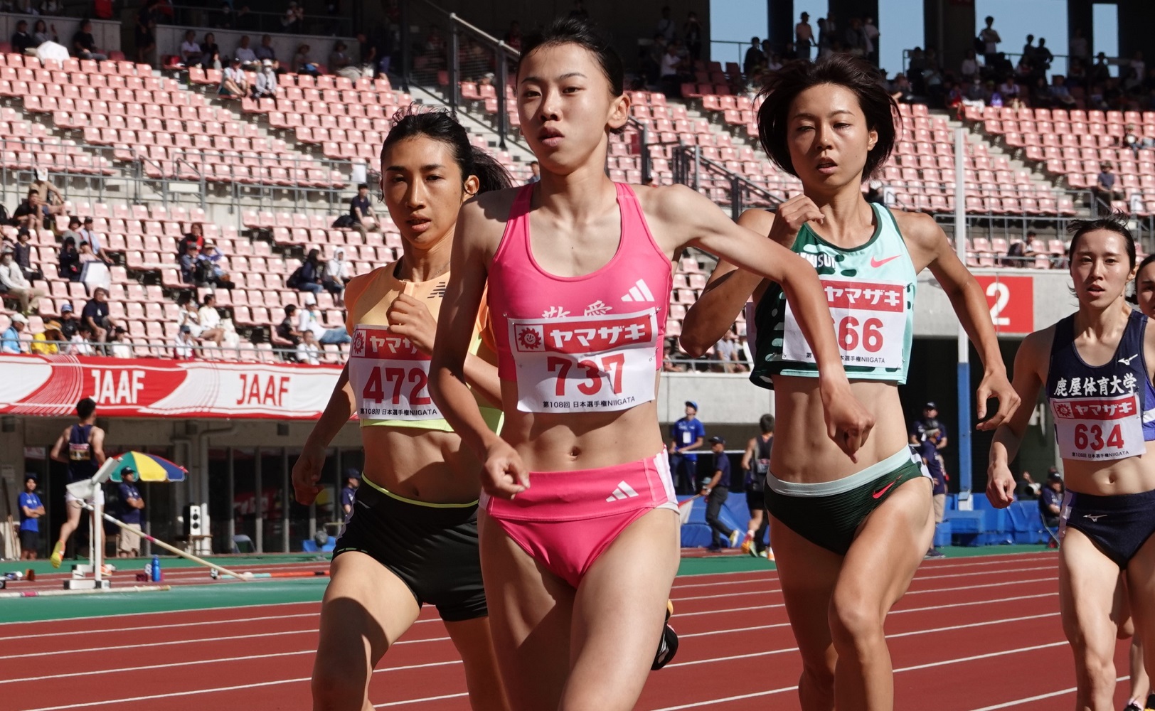 JournalｰONE | 日本選手権女子800mは16歳の久保凜（先頭）が戴冠。予選から田中希実（左端）、卜部蘭（左から3人目）らオリンピアンとの真っ向勝負を制した。決勝では今季U18世界3位となる2分03秒13をマークし、自身のU18日本記録も更新-児玉育美撮影