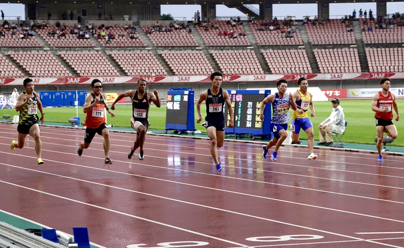 JournalｰONE | 日本選手権上位3選手が0.01秒内でフィニッシュラインになだれ込む接戦となった男子100m。坂井隆一郎（右から3人目）が2連覇を達成。東田旺洋（左から2人目）が2位、栁田大輝（中央）が3位となった-児玉育美撮影