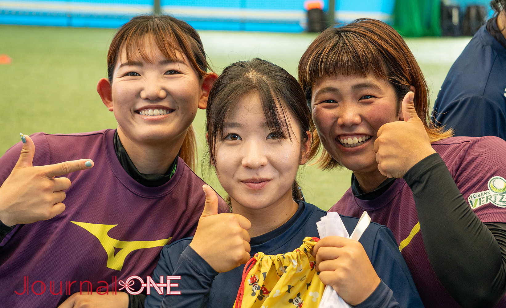 JournalｰONE | チェ・ガヒョン選手にプレゼントを渡す川口茉菜（左）と安川裕美（右）-JournalｰONE撮影