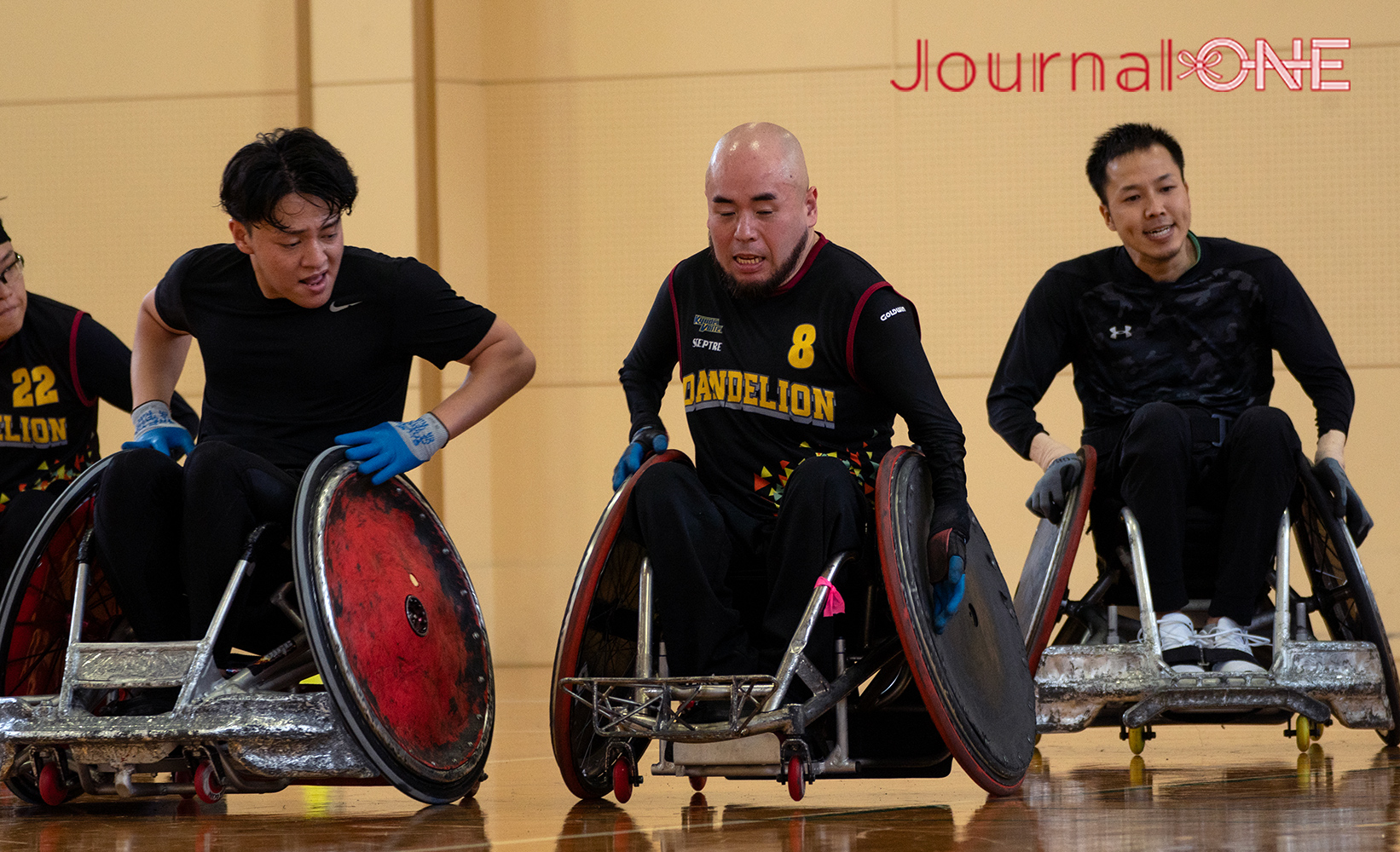 Journal-ONE | パリパラ応援企画 車いすラグビークラブチームFukuoka DANDELION ハイポインター役を務めた吉森 隆栄ヘッドコーチを相手に、再三激しいディフェンス-Journal-ONE撮影