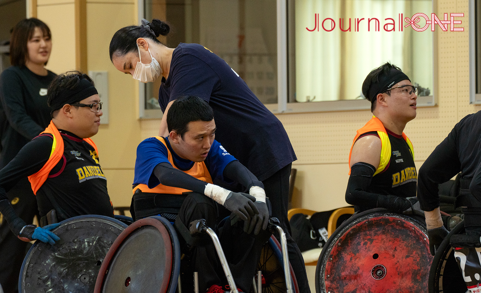 Journal-ONE | パリパラ応援企画 車いすラグビークラブチームのFukuoka DANDELIONの練習合間に選手をケアする井出千鶴トレーナー-Journal-ONE撮影