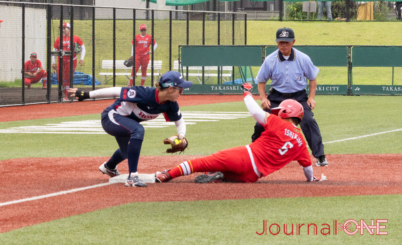 JournalｰONE | 女子ソフトボール日本代表とJDリーグ選抜が能登半島地震復興チャリティマッチで隙のない走塁を見せた石川恭子（トヨタ）-Journal-ONE撮影