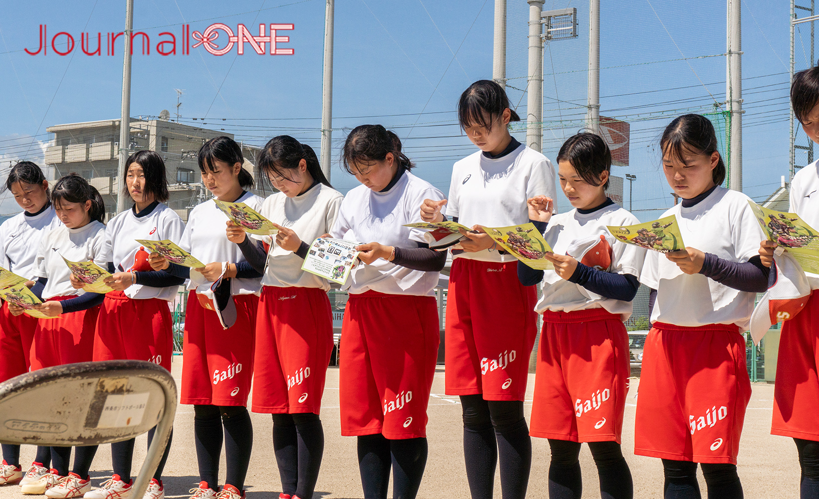 JournalｰONE | 四国を元気にプロジェクトの説明を聞く愛媛県立西条高校ソフトボール部の皆さん-JournalｰONE撮影