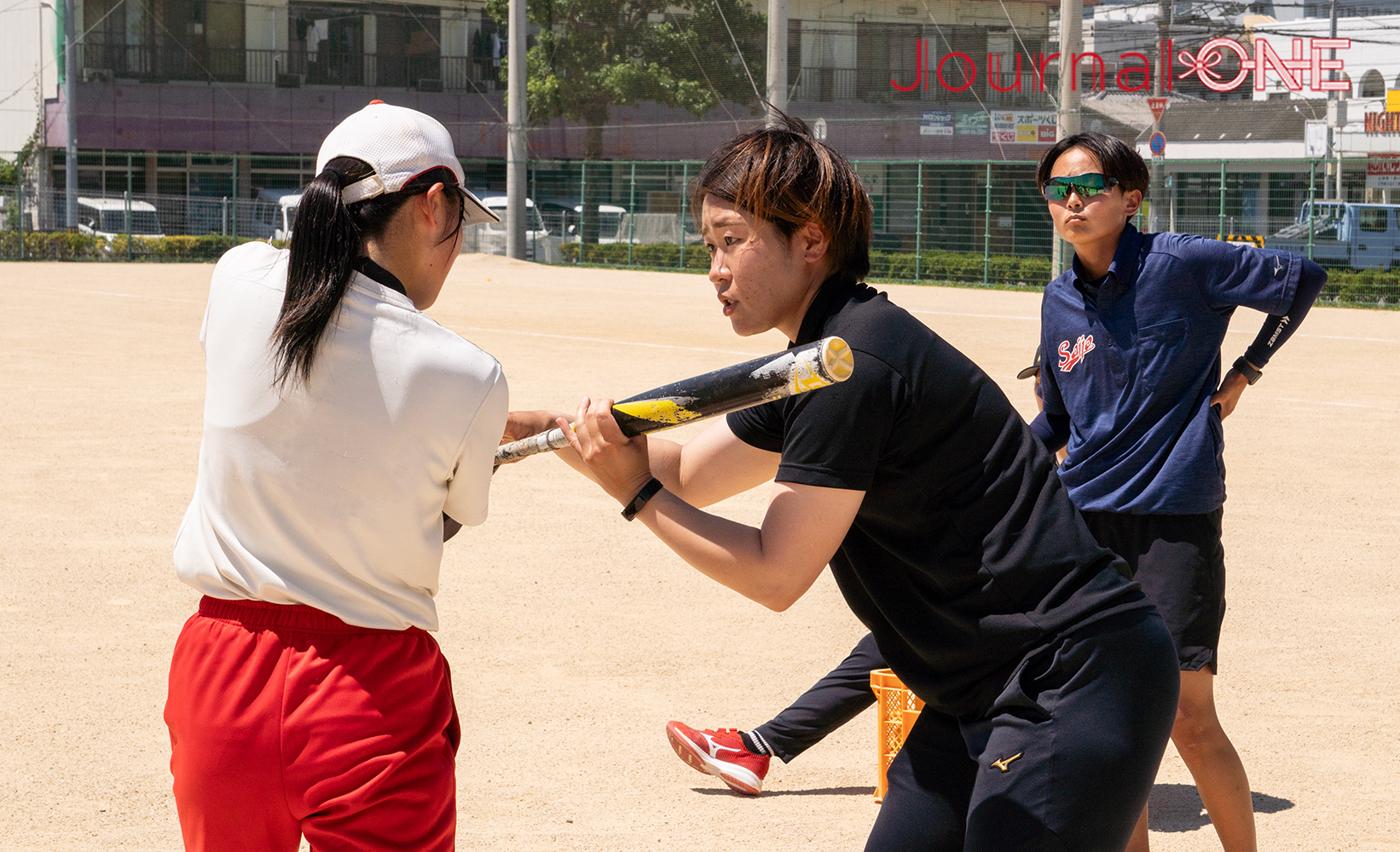 JournalｰONE | 久保和咲選手（伊予銀行）が西条高校ソフト部の選手に打撃のポイントを伝授-JournalｰONE撮影