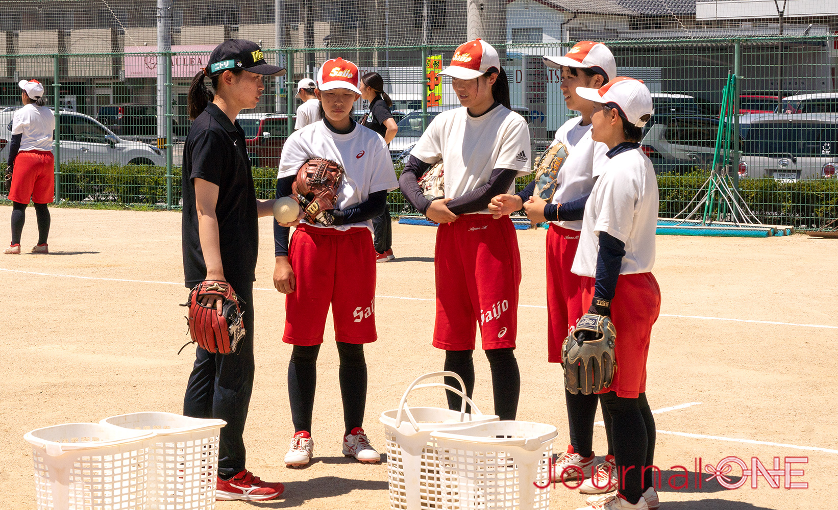 JournalｰONE | 岩永優衣里選手（伊予銀行）が西条高校ソフト部の選手と守備練習-JournalｰONE撮影