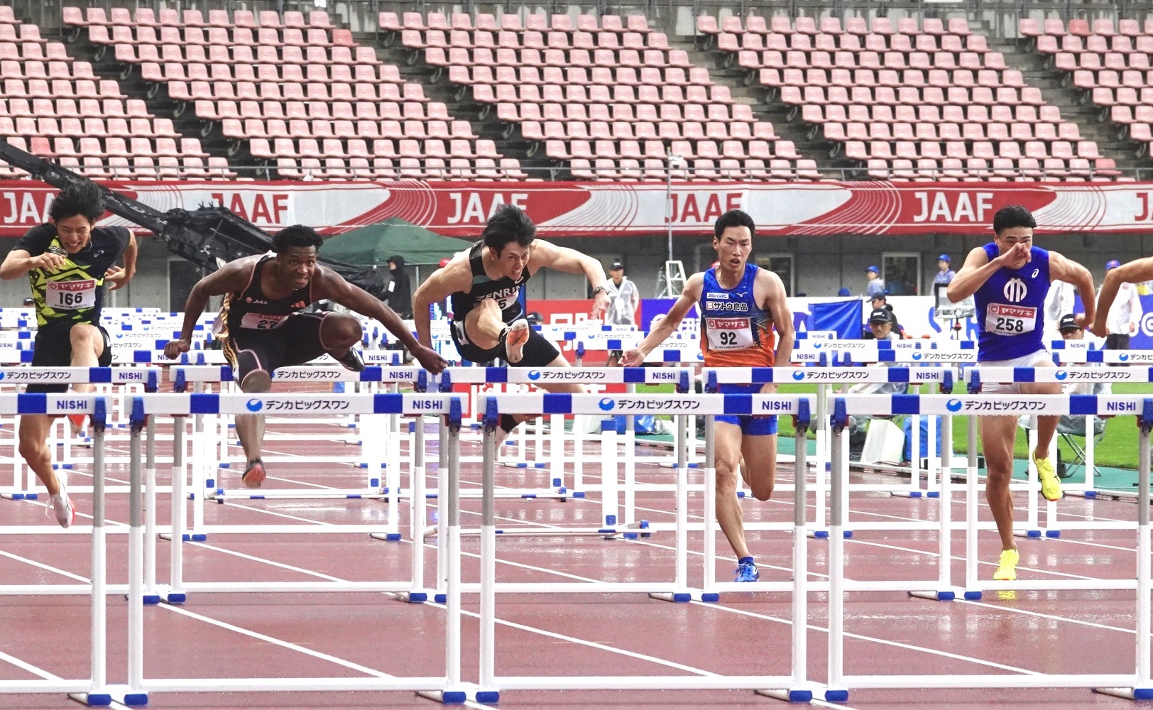 JournalｰONE | 日本選手権男子110mハードルは村竹ラシッド（左から2人目）が今季世界7位となる13秒07の好記録で圧勝-児玉育美撮影