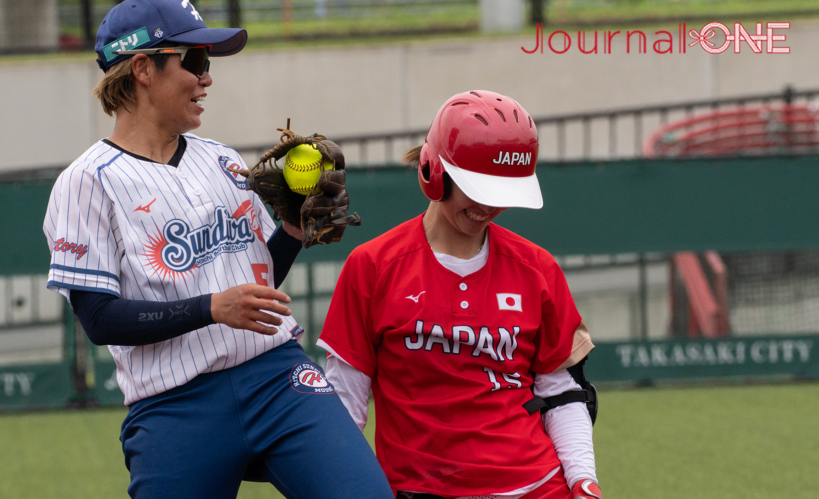 JournalｰONE | 女子ソフトボール日本代表とJDリーグ選抜が能登半島地震復興チャリティマッチ 二塁打を放った唐牛彩名（日立）は同僚の杉本梨緒の足元へヘッドスライディング-Journal-ONE撮影