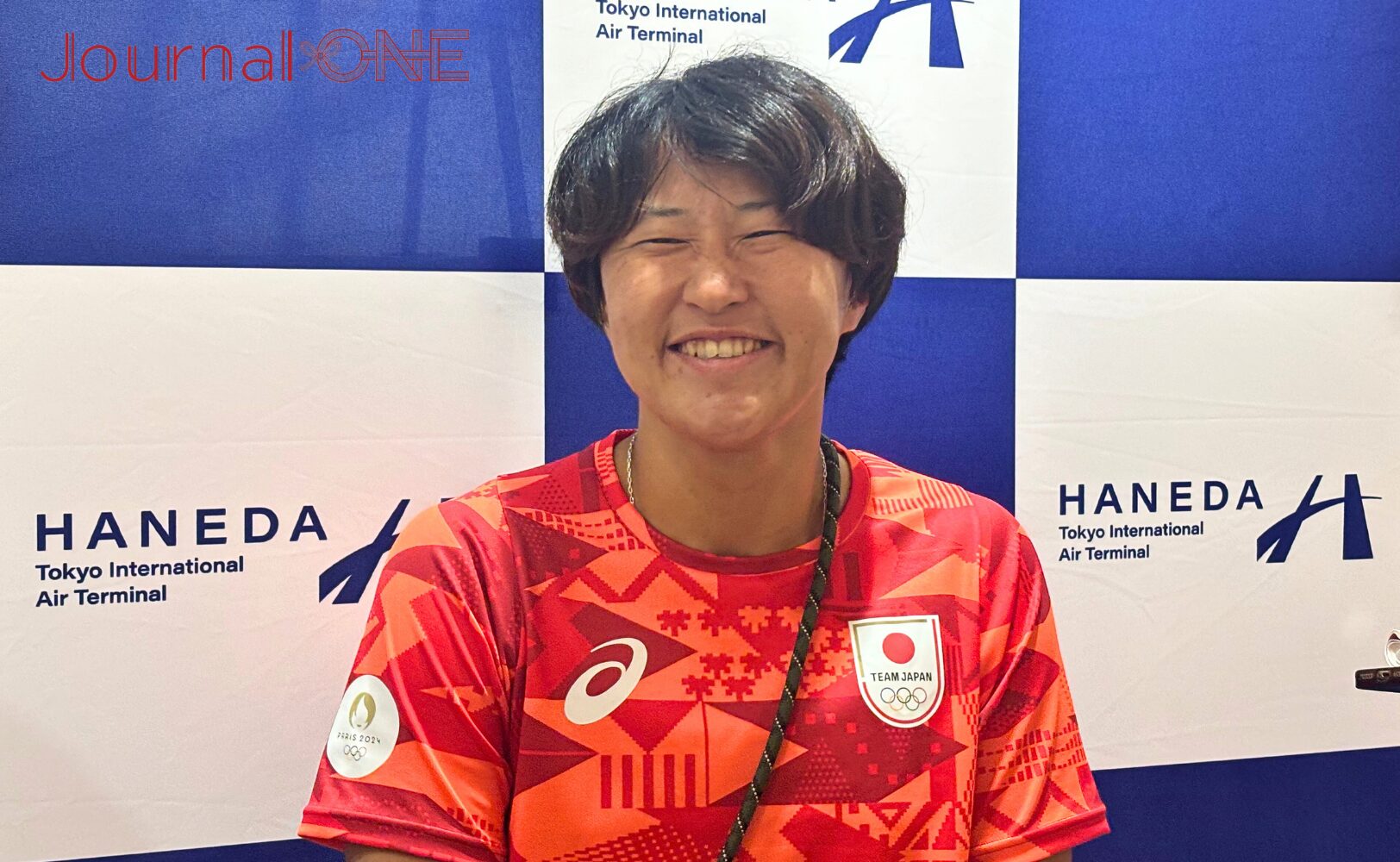 JournalｰONE | パリオリンピック 7人制ラグビー日本代表 サクラセブンズの中村知春が羽田空港で帰国インタビューに応える-Jouurnal-ONE撮影