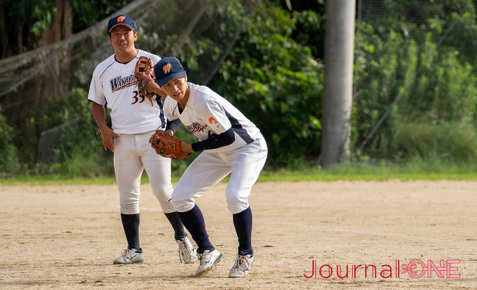 JournalｰONE | 大学野球 実戦でのプレーを想定したキャッチボールをする和歌山大学野球部の選手たち-JournalｰONE撮影