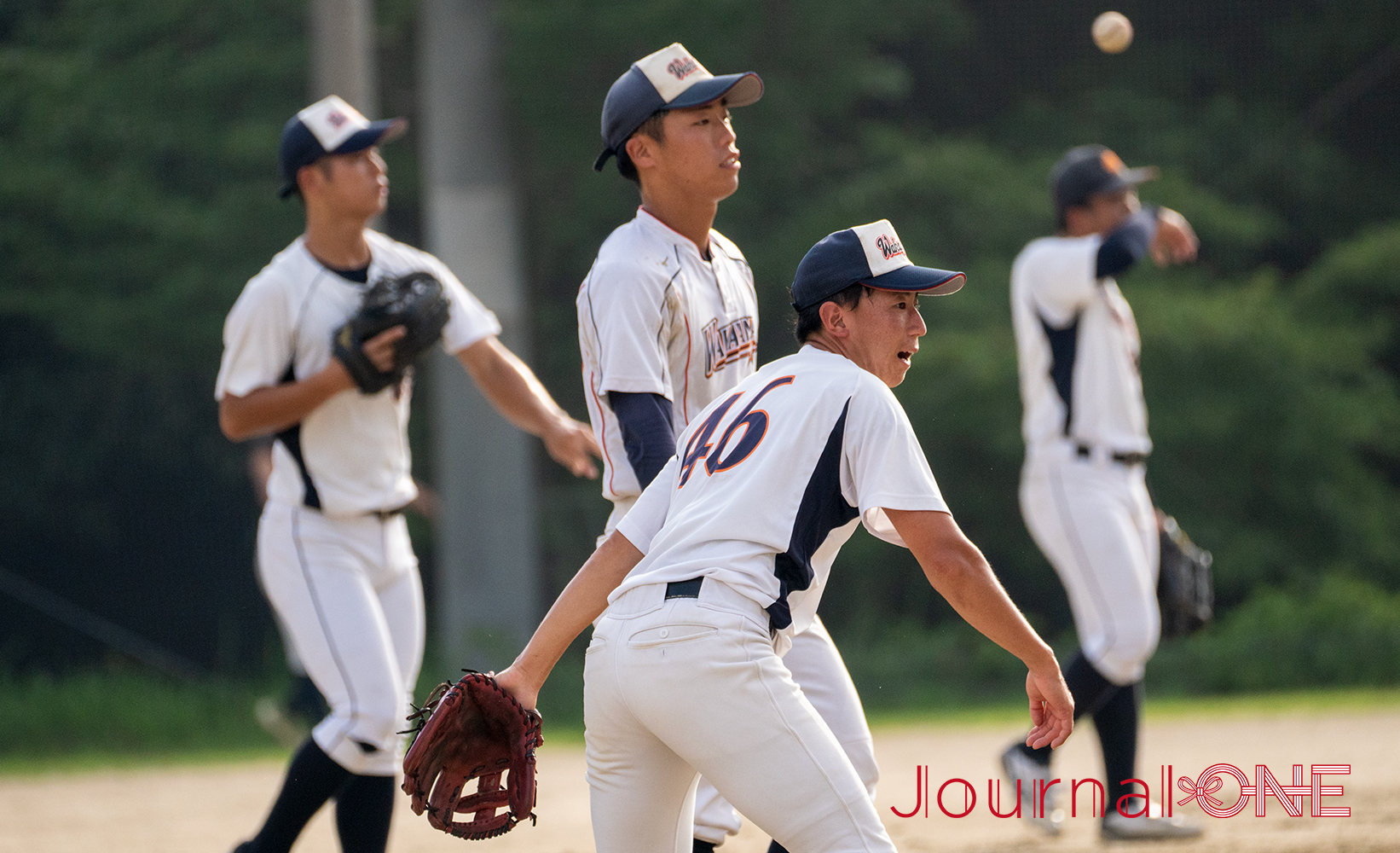 JournalｰONE | 大学野球 狭い間隔でキャッチボールをする和歌山大学野球部の選手たち-JournalｰONE撮影