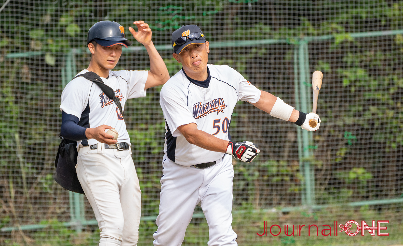 JournalｰONE | 大学野球 60人程の選手全員にノックをする和歌山大の大原弘監督-JournalｰONE撮影