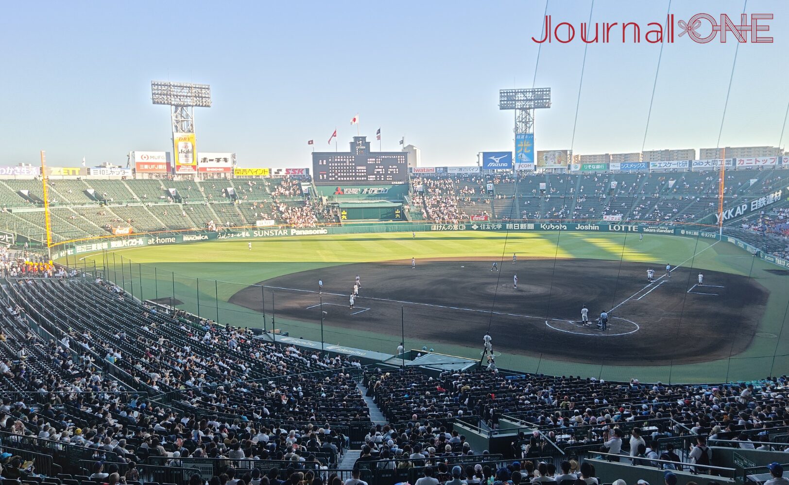 Journal-ONE | 高校野球 甲子園の銀傘が大きな日陰を作る-Journal-ONE撮影