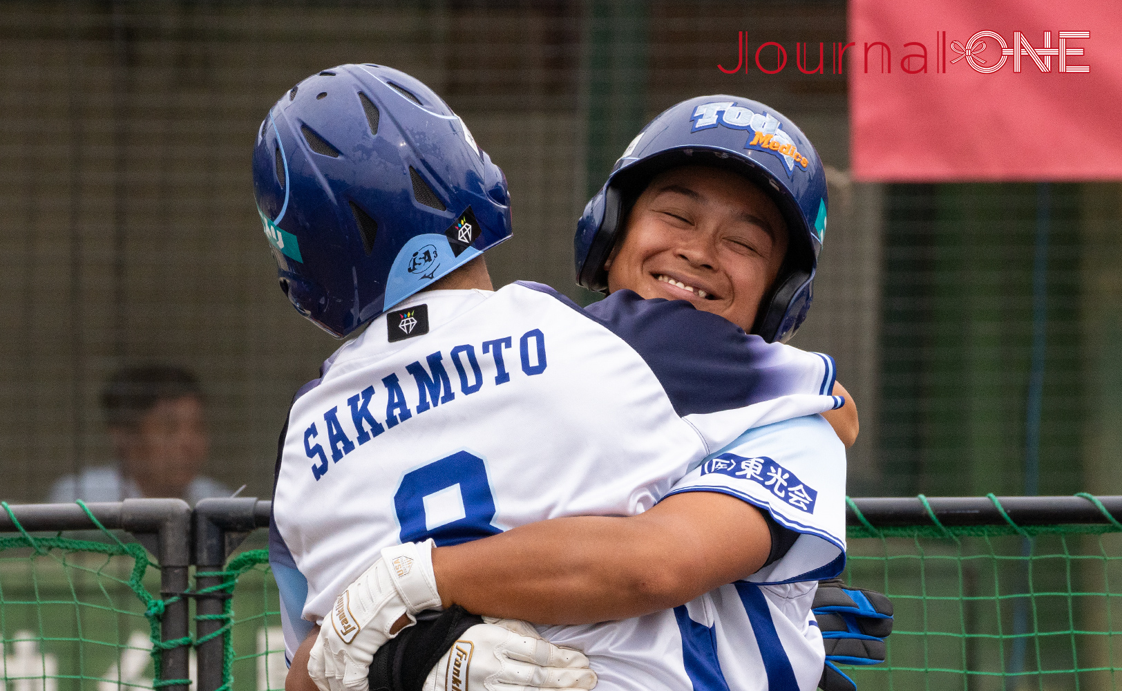 勝越し本塁打を放った戸田中央メディックス埼玉の鈴木鮎美（すずきあゆみ）内野手と先制本塁打を放った坂本結愛（さかもとゆい）内野手が喜びのハグ- JournalｰONE撮影