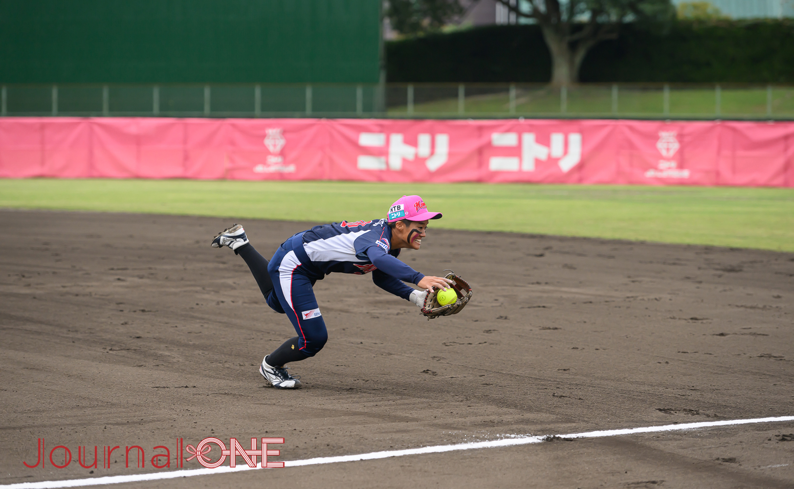 JournalｰONE | 女子ソフト JDリーグ ヒット性の打球を捕球する近本和加子（大垣ミナモ）-JournalｰONE撮影