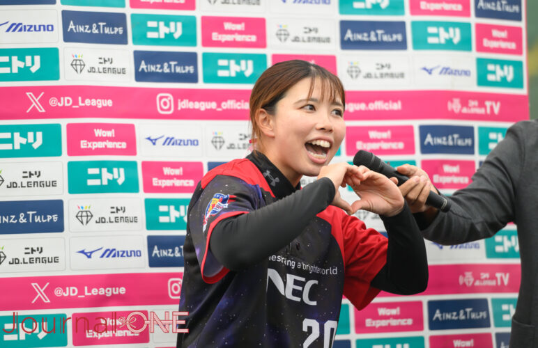 Journal-ONE | JDリーグ NECプラットフォームズレッドファルコンズ デンソーブライトペガサス 代打本塁打を放ちお立ち台でパフォーマンスする木村友奏-Journal-ONE撮影