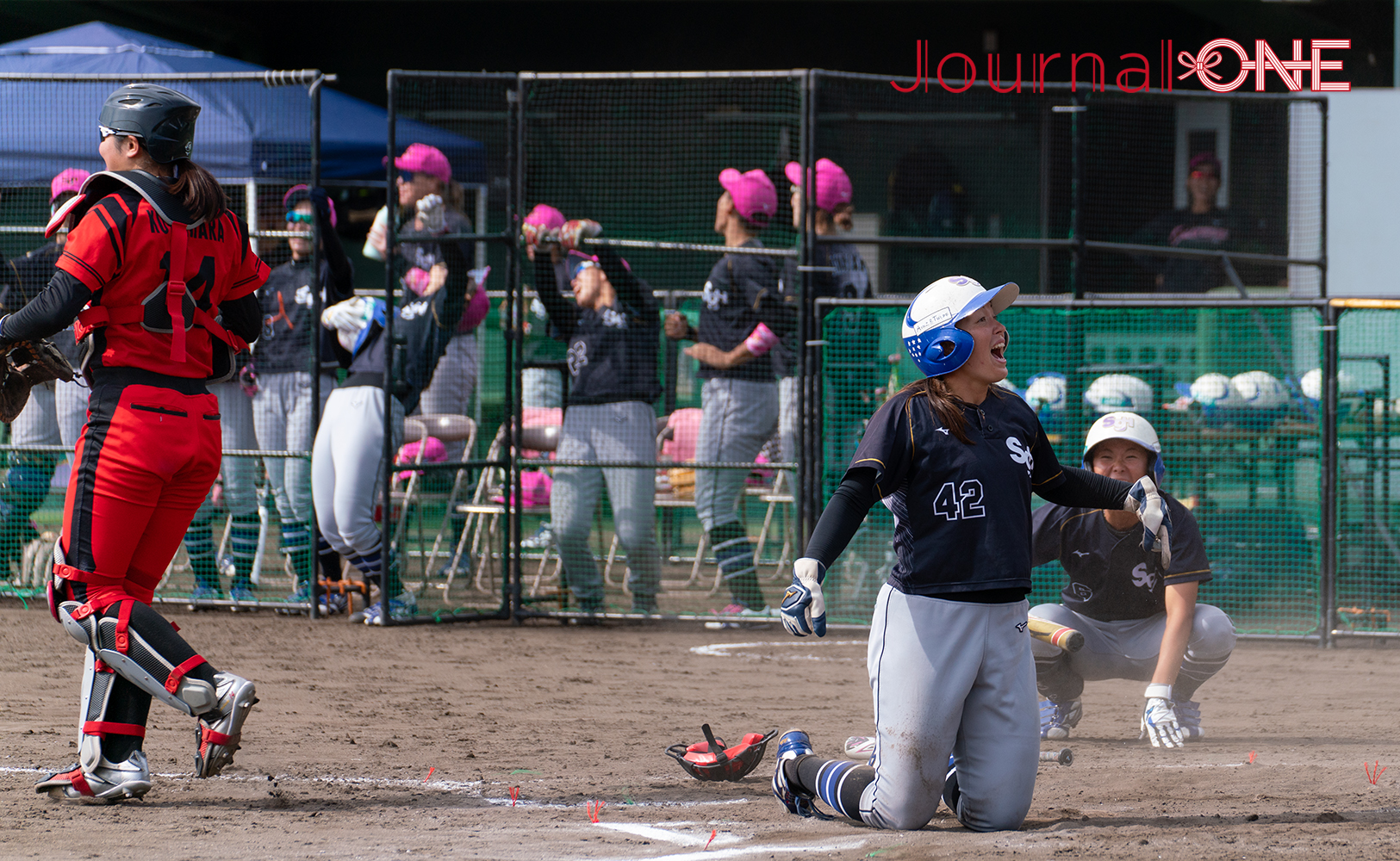 ソフトボール JDリーグ | NSK vs SGH 内野安打の間に本塁を狙った相澤里香（SGH）は惜しく本塁憤死-JournalｰONE撮影