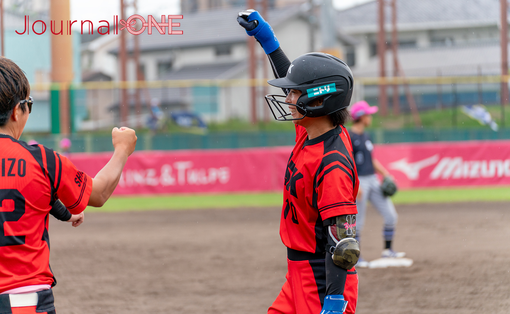 ソフトボール JDリーグ | NSK vs SGH 先制適時打の沢柚妃（日本精工）が塁上でガッツポーズ-JournalｰONE撮影