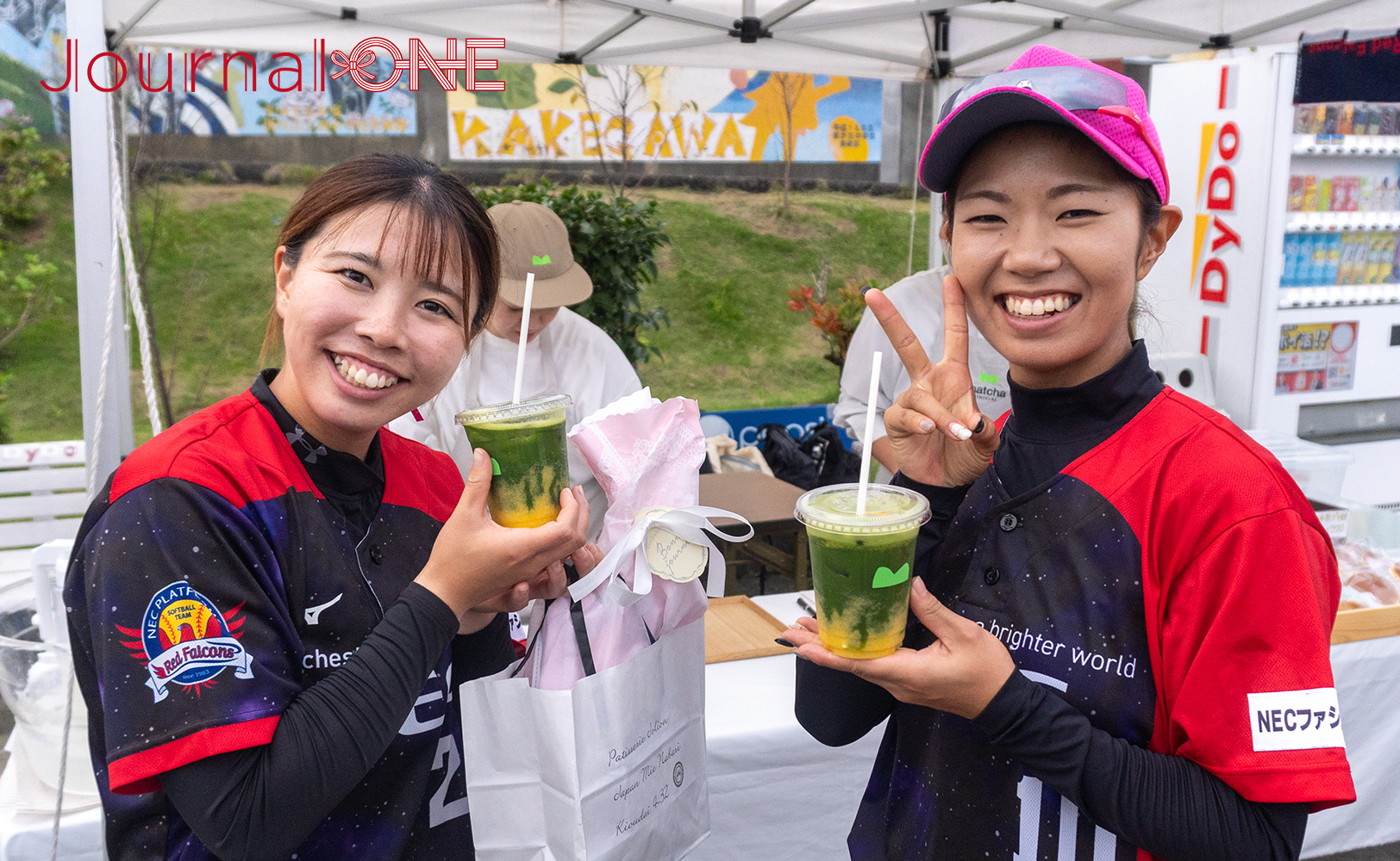 matcha KIMIKURAをPRする松本選手と木村選手-JournalｰONE撮影