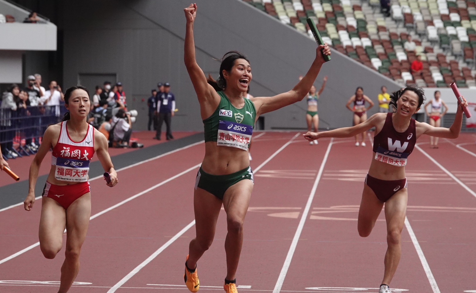 Journal-ONE | 併催の日本選手権リレーではハイレベルな戦いが繰り広げられた。写真は、青山学院大（中央）が初優勝を果たした女子4×100mリレー-児玉育美撮影