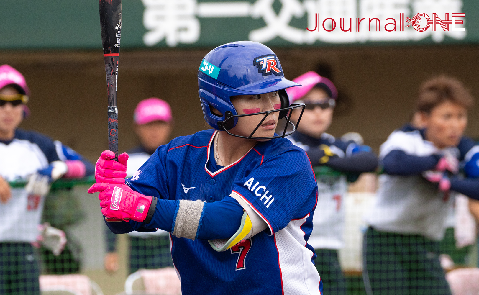 Journal-ONE | JDリーグ第11節 東海理化vsタカギ北九州 ピンクリボン月間でピンクのギアを身につける吉田菜々（東海理化）は地元九州で自身初完封勝利で今季2勝目を挙げる-JournalｰONE撮影