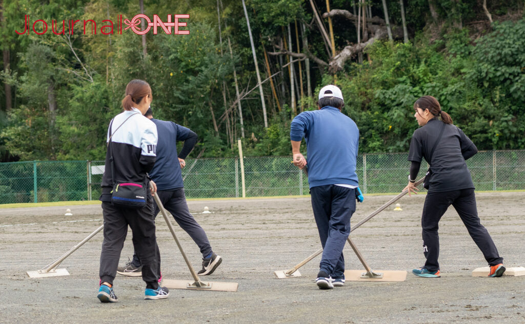 JournalｰONE | 掛川ドリームフィールド JDリーグ 掛川ソフトボール協会、常葉大ソフト部がグラウンド整備をサポート-JournalｰONE撮影