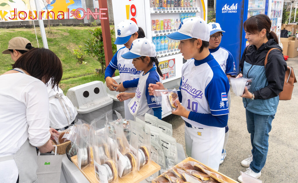 JournalｰONE | きみくらの臨時店舗で買い物をする子どもたち-JournalｰONE撮影