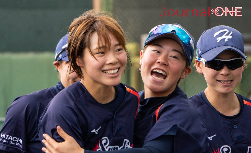 JournalｰONE | JDリーグ 本塁打を放ち祝福される平田（日立）-JournalｰONE撮影