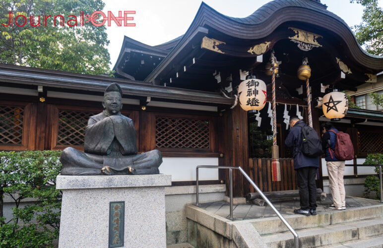 安倍晴明翁の銅像と晴明神社本殿