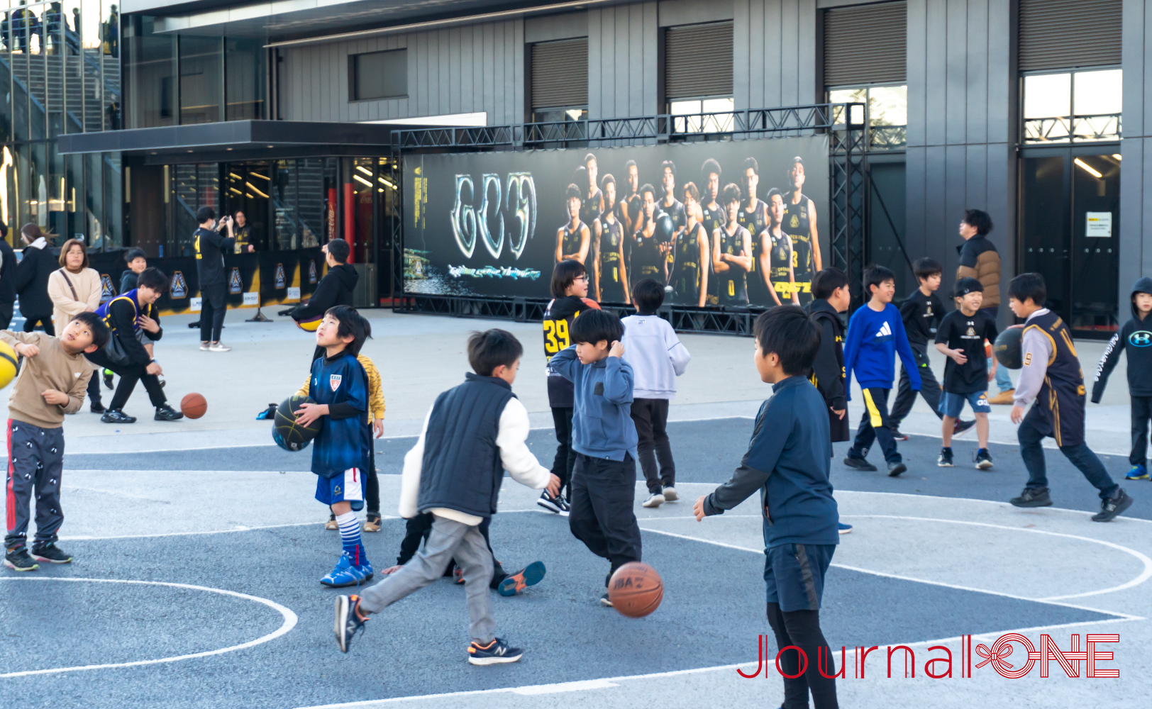 オープンハウスアリーナ太田の外では3×3のバスケコートで子どもたちが笑顔でプレーする