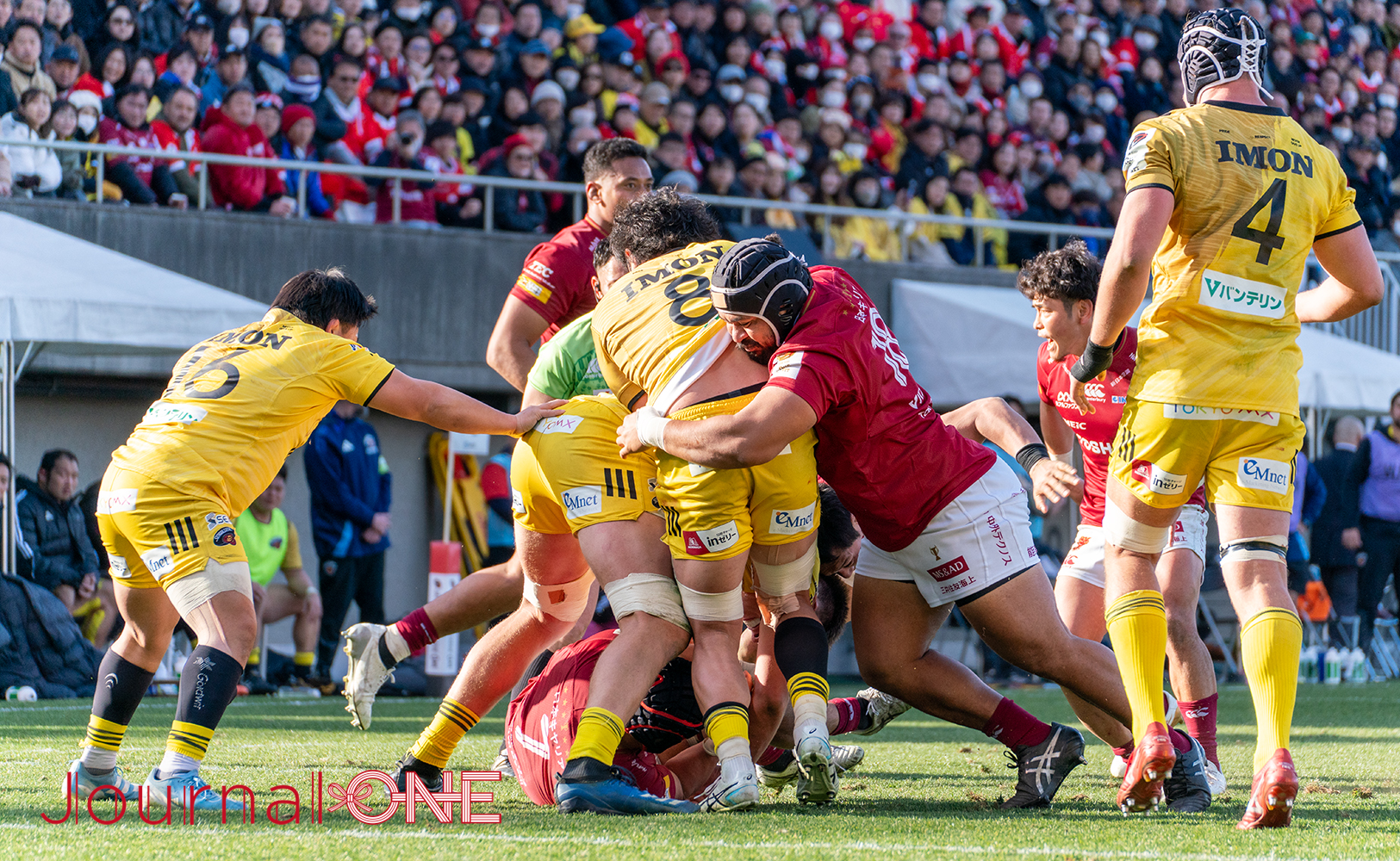 この試合も激しい攻防が随所に見られた”府中ダービー”-JournalｰONE撮影