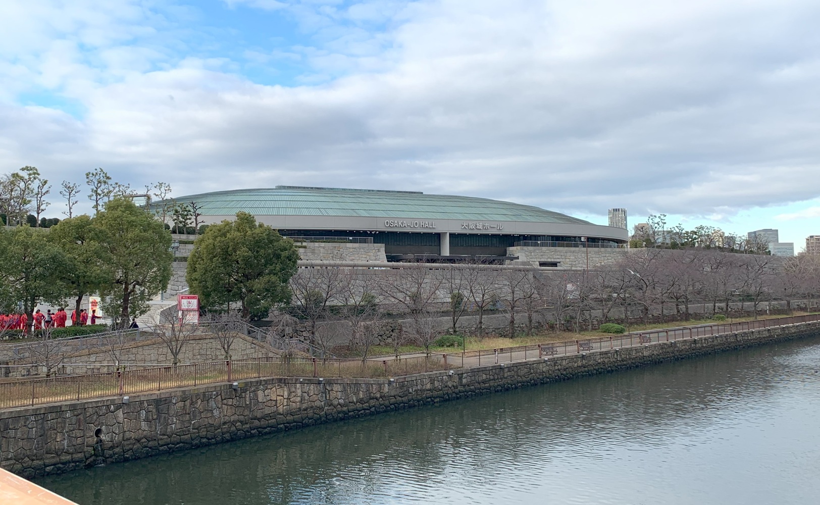 大阪城ホールは大阪城公園内に位置する。最寄り駅はJR大阪城公園駅