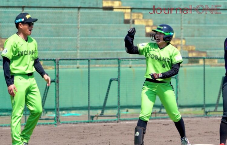 適時三塁打を放ち塁上で喜ぶ庄村と石村監督（伊予銀行）∸Journal-ONE撮影
