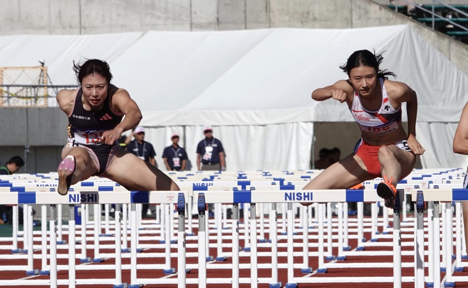 女子100mハードルの福部(左)と田中。福部は闘病からの復調途上、田中は屋内大会からの移行として織田記念に臨む‐児玉育美撮影