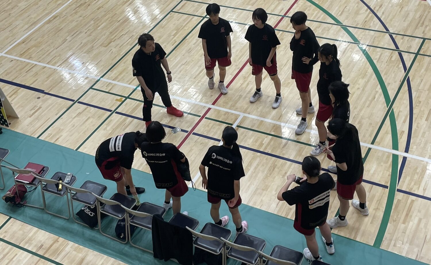円陣で指示を出す岩﨑HC∸吉川哲彦撮影