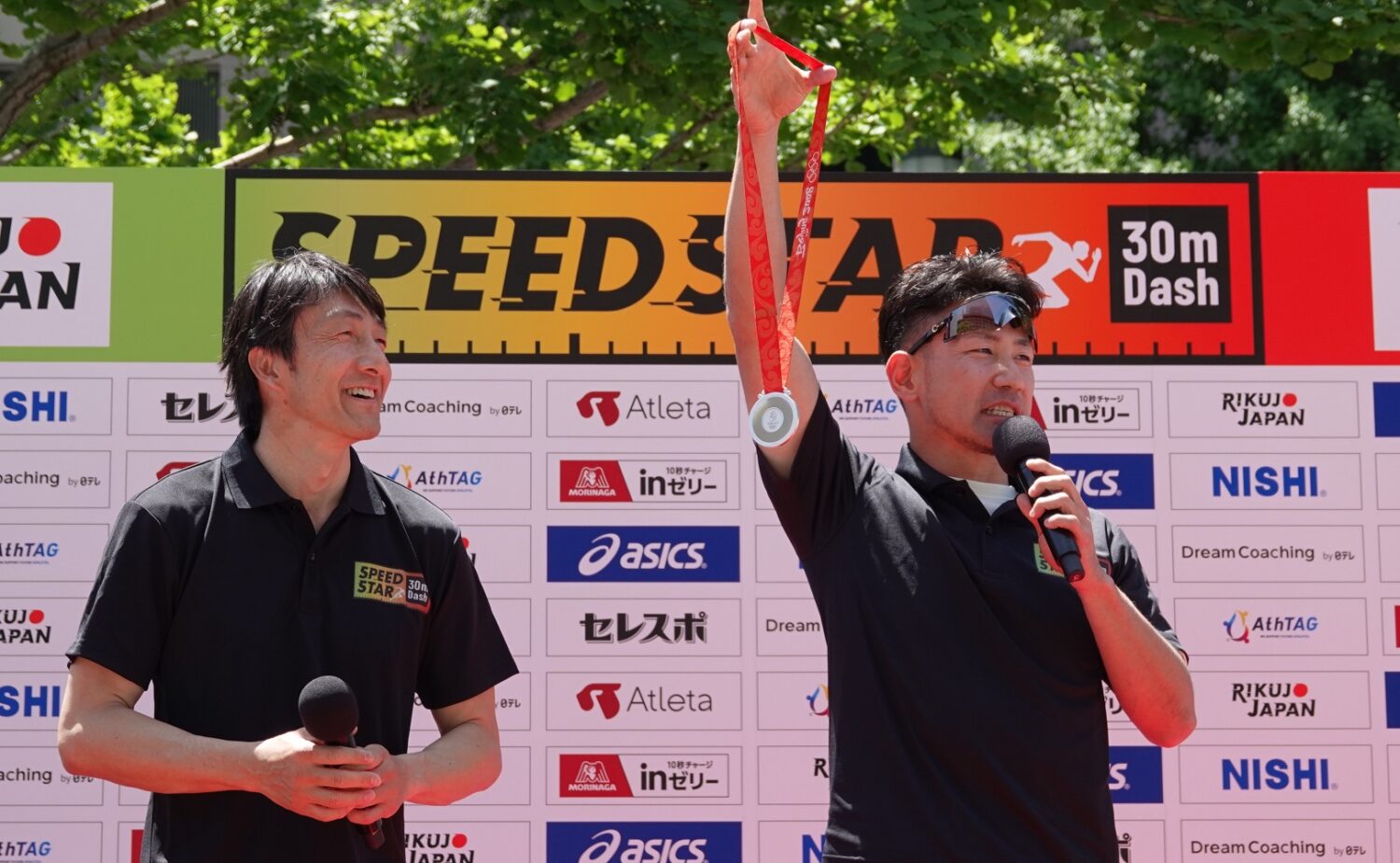 スペシャルゲストを務めた朝原宣治さん(左)と塚原直貴さんの北京五輪銀メダリストコンビ‐児玉育美撮影