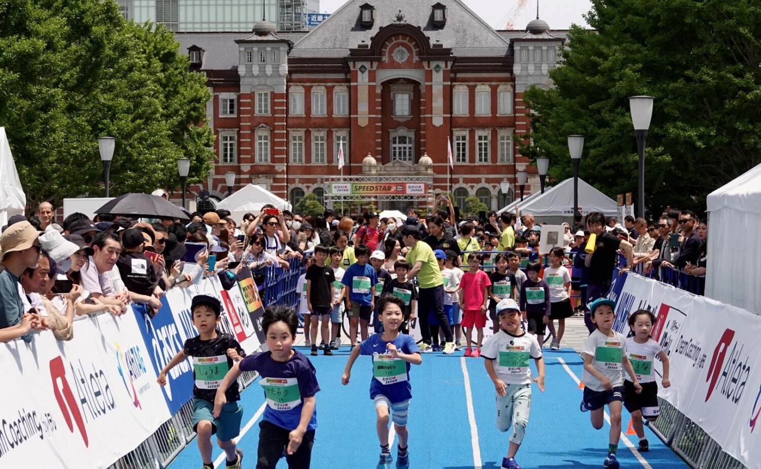朝原さんらが指導にあたったキッズかけっこクリニックには、全80名の小学生が参加し、大いに盛り上がった‐児玉育美撮影