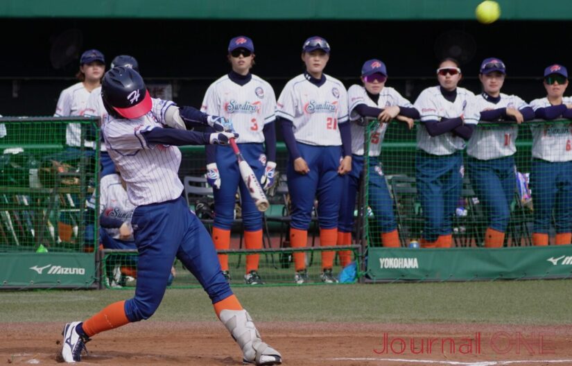 太陽誘電戦で先制ソロ本塁打を放つ唐牛彩名（日立）-Journal-ONE編集部