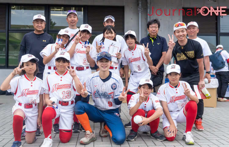 記念撮影で笑顔の杉浦選手と松戸JSLホワイトレイズメンバー-Journal-ONE撮影