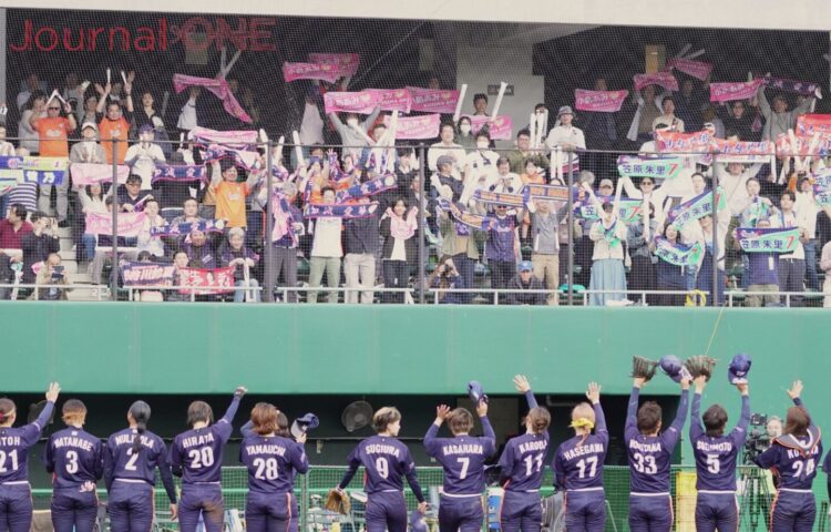 地元・等々力球場の大声援に応える日立サンディーバの選手たち-Journal-ONE撮影