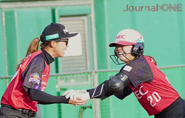 先制適時打の木村（NEC）は溝江監督と喜びを爆発させる-Journal-ONE撮影