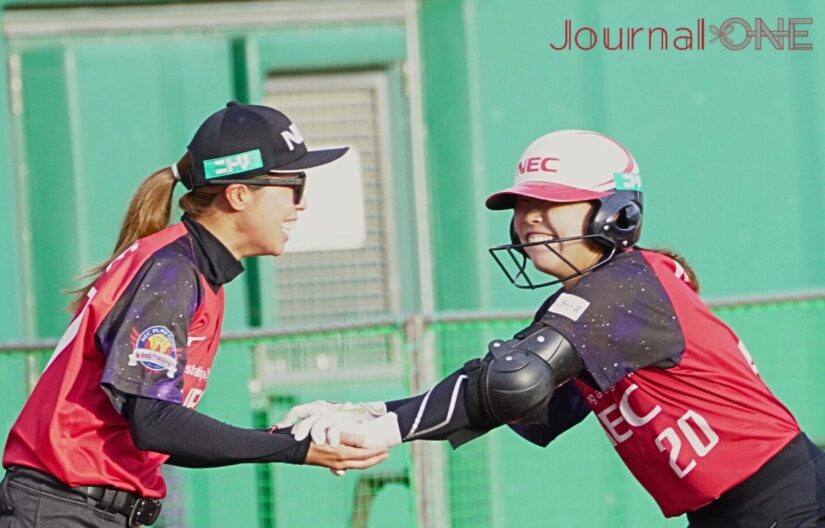 先制適時打の木村（NEC）は溝江監督と喜びを爆発させる-Journal-ONE撮影