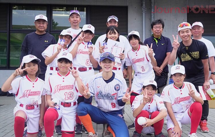 記念撮影で笑顔の杉浦選手と松戸JSLホワイトレイズメンバー-Journal-ONE撮影