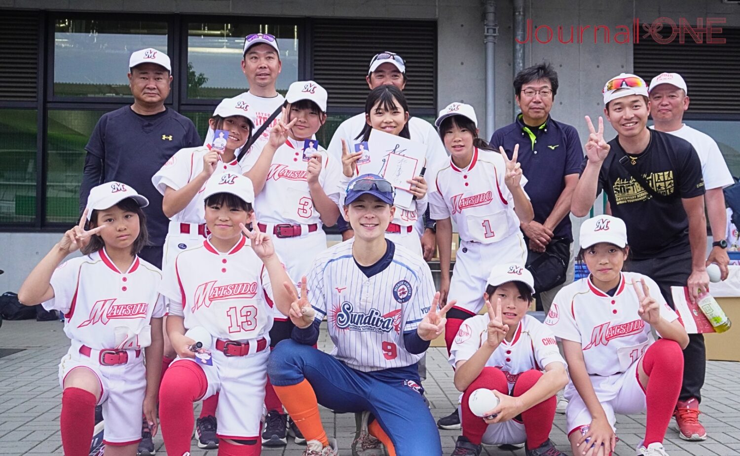 記念撮影で笑顔の杉浦選手と松戸JSLホワイトレイズメンバー-Journal-ONE撮影