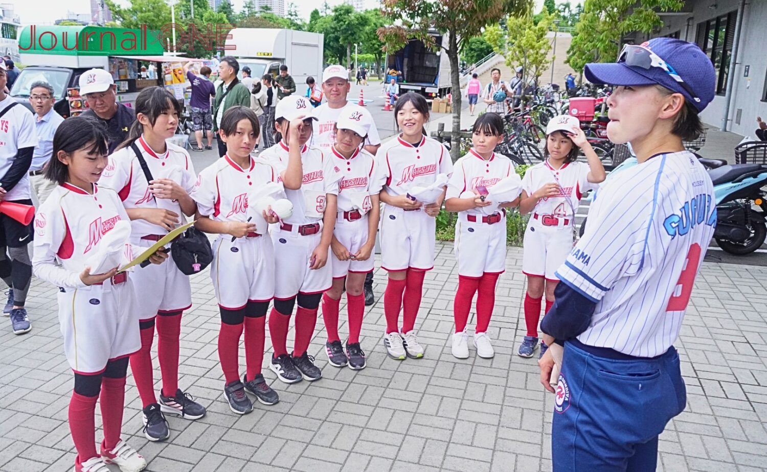 感動の初対面に緊張した面持ちの小学生たち-Journal-ONE撮影