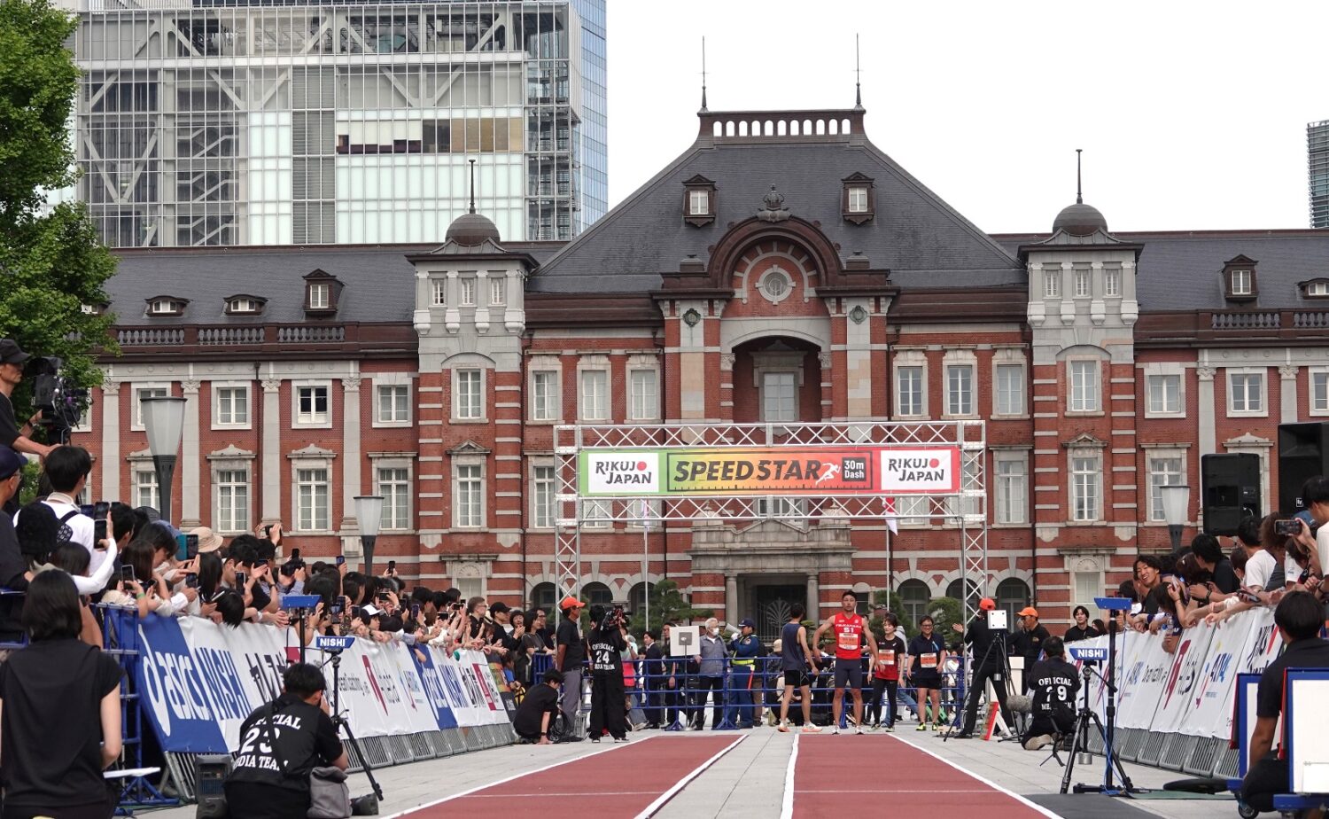 イベントは、東京駅前の行幸通りで開催。「ただ30mを競走するだけ」に多くの人が魅了された‐児玉育美撮影