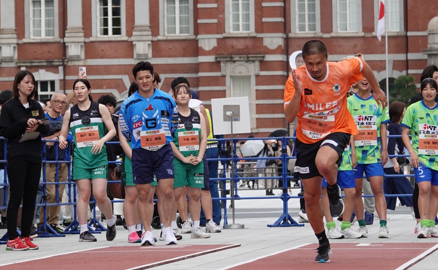 各界から参上した人気選手のダッシュに、注目が集まった。写真は、サッカー元日本代表の坪井慶介さん‐児玉育美撮影