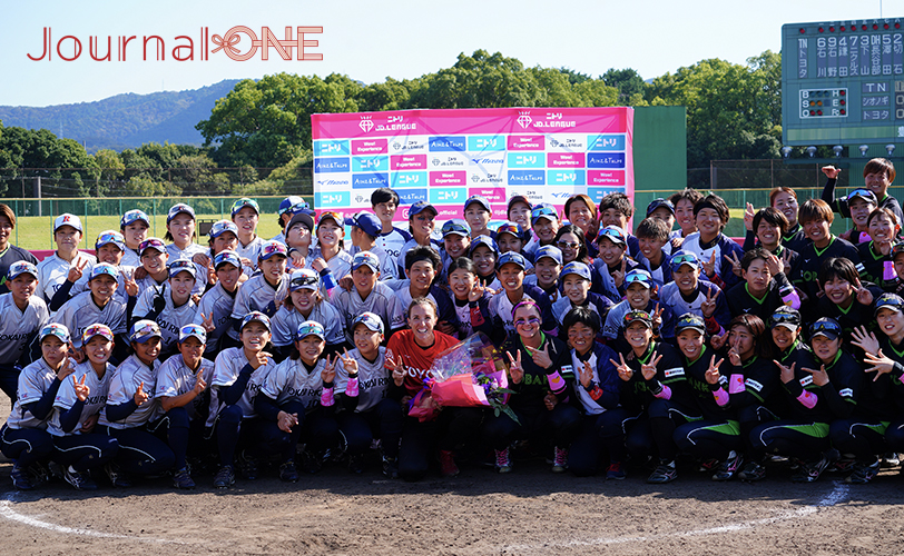 Monica Abbott Commemorative photo with Shionogi, Tokai Rika and Iyo Bank players and coaches