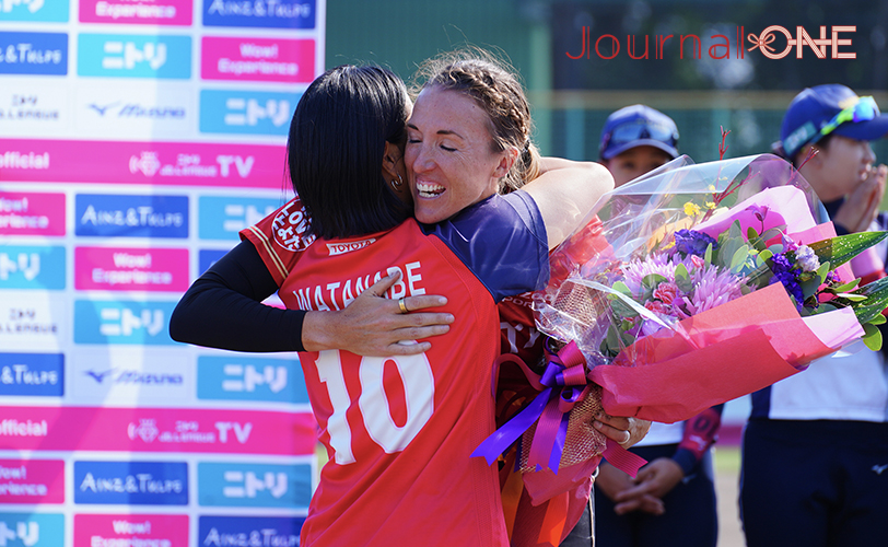 Hugs of tears at the presentation of a bouquet by Kagetsu Watanabe, a former famous battery